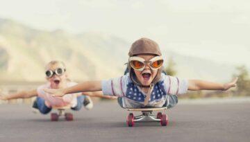 Kinderen op skateboard