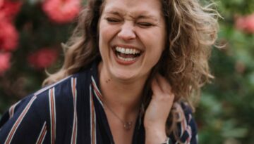 Yara Dragt lachen portret